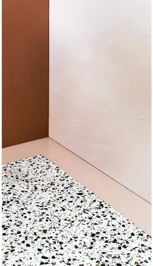 Terrazzo et plinthe rose