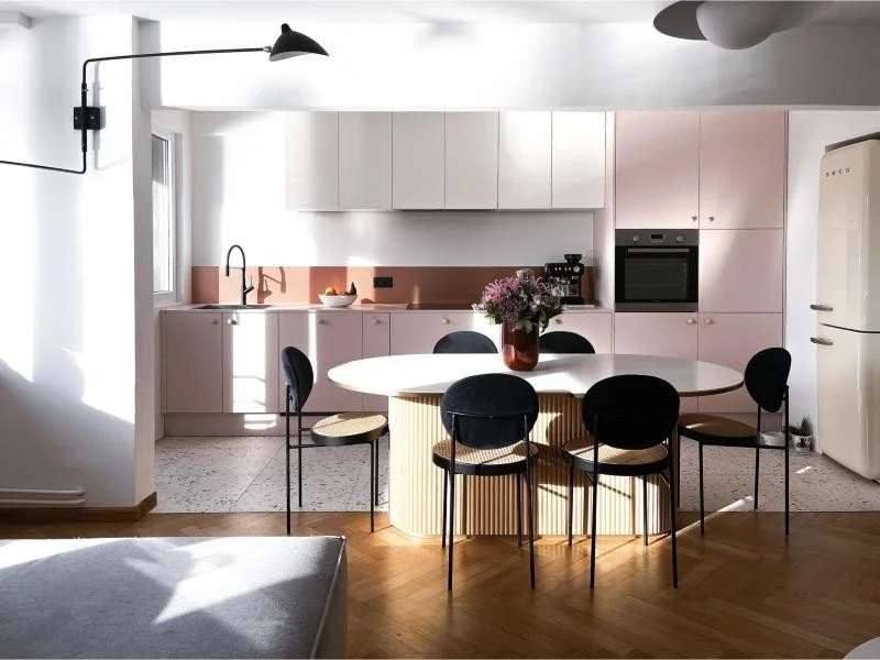La cuisine rose et la table au pied cannelé