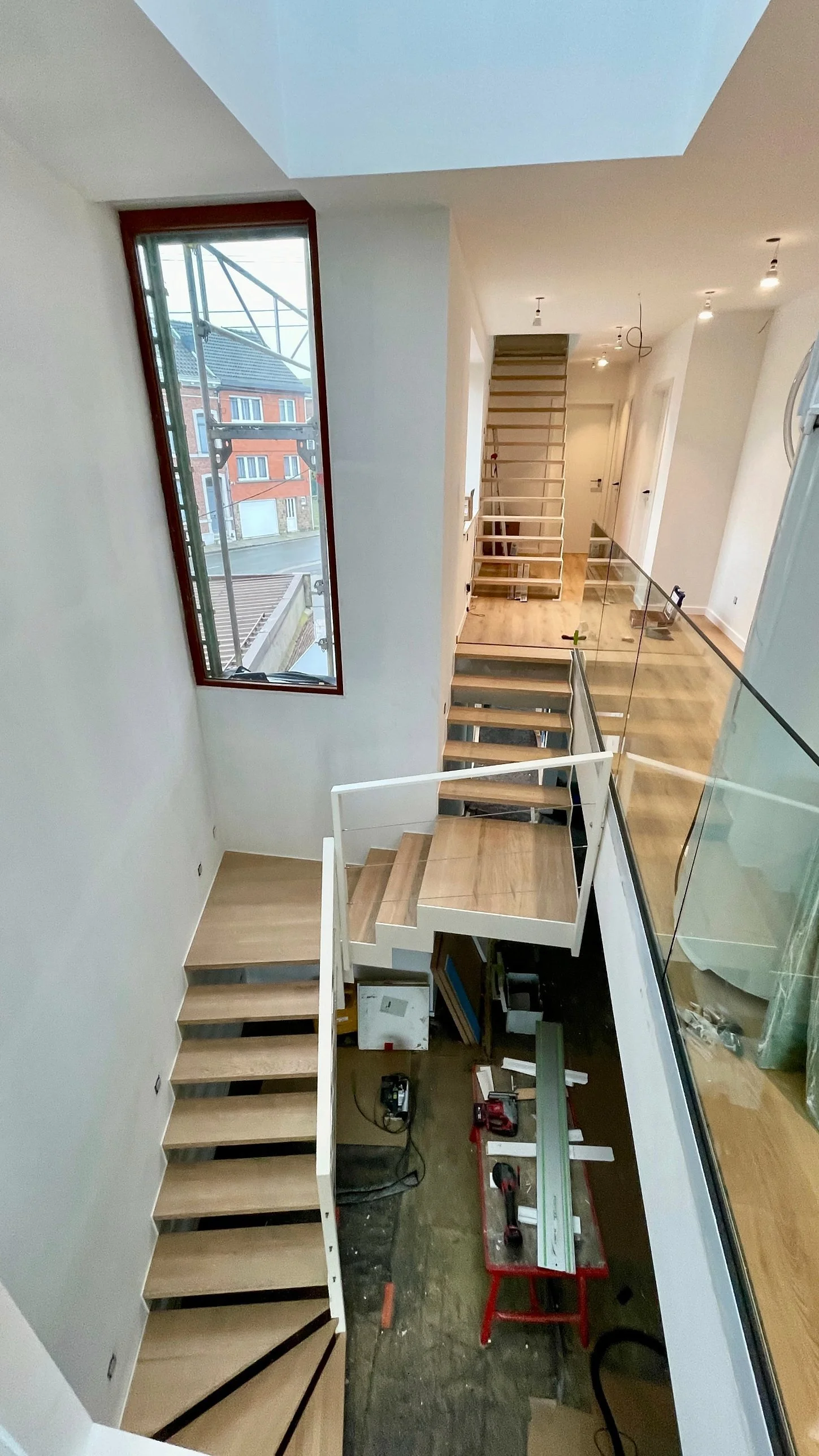 L’escalier en chêne sous la verrière