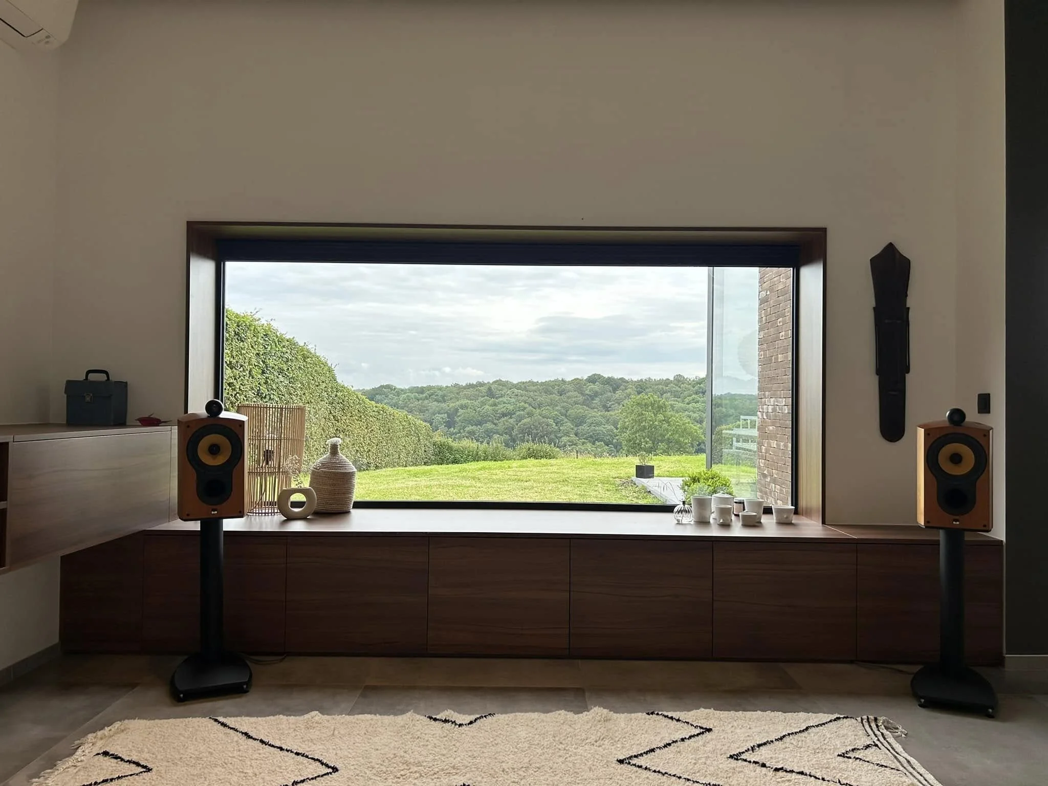 Salon de musique, grande baie vers la vallée