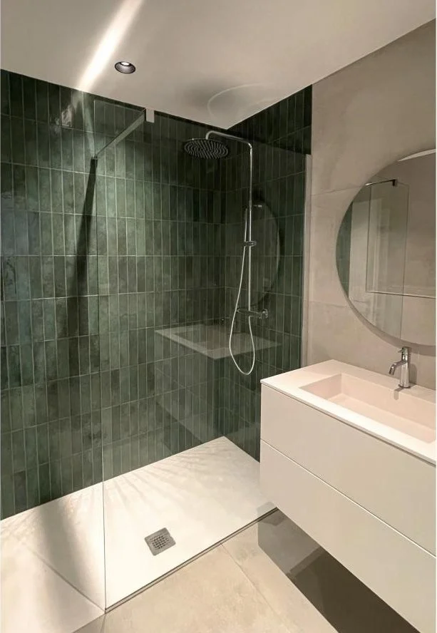 Salle de douche carrelée de vert
