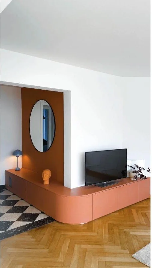 Meuble terracotta aux angles arrondis