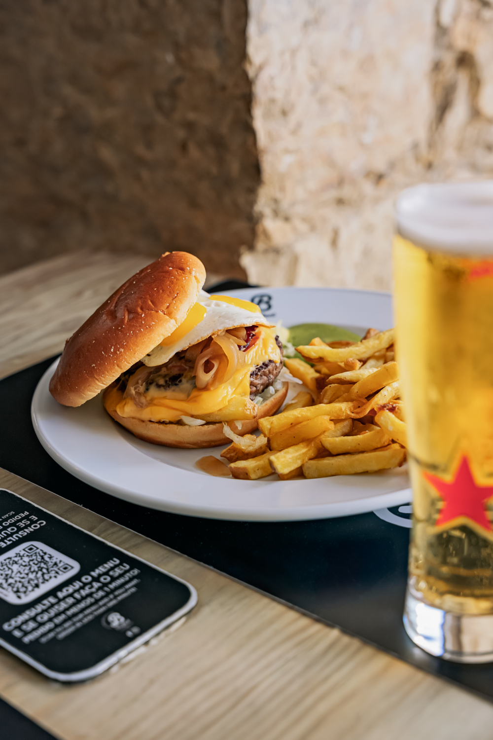 Hambúrguer com batatas fritas e imperial