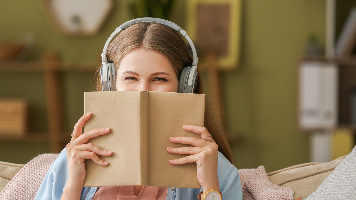 Женщина слушает книгу. Слушать книги. Книга для…. Мальчишки для вас эти книжки книжная выставка. Книга о прослушке.