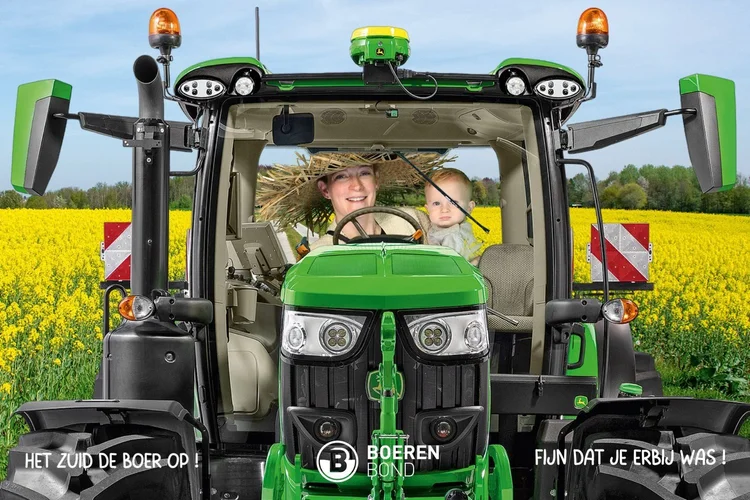 Greenkeyfoto van een moeder en kind in een tractor