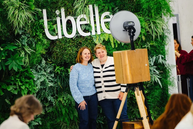 Twee gasten poseren aan de photobooth van Libelle