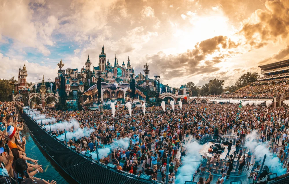 Mainstage van Tomorrowland met een groot publiek