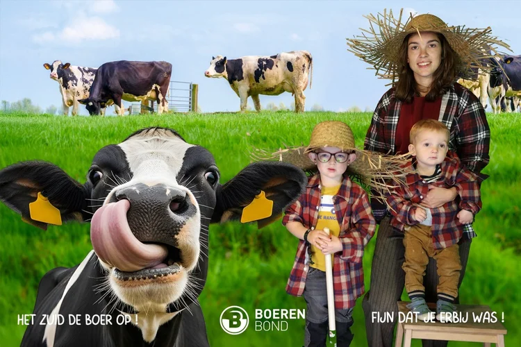 Greenkeyfoto van een gezin tussen de koeien