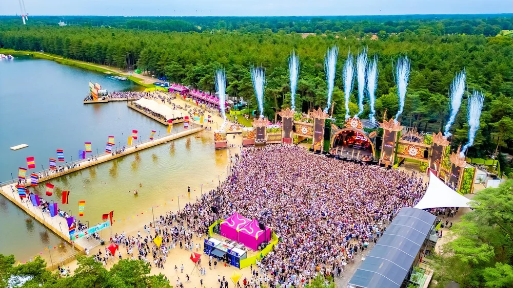 Dronebeeld van een festivalterrein aan het water