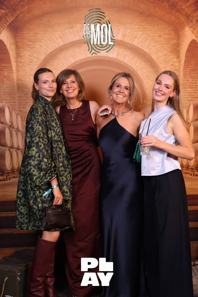 Vier gasten op de afterparty van De Mol met logo op de foto