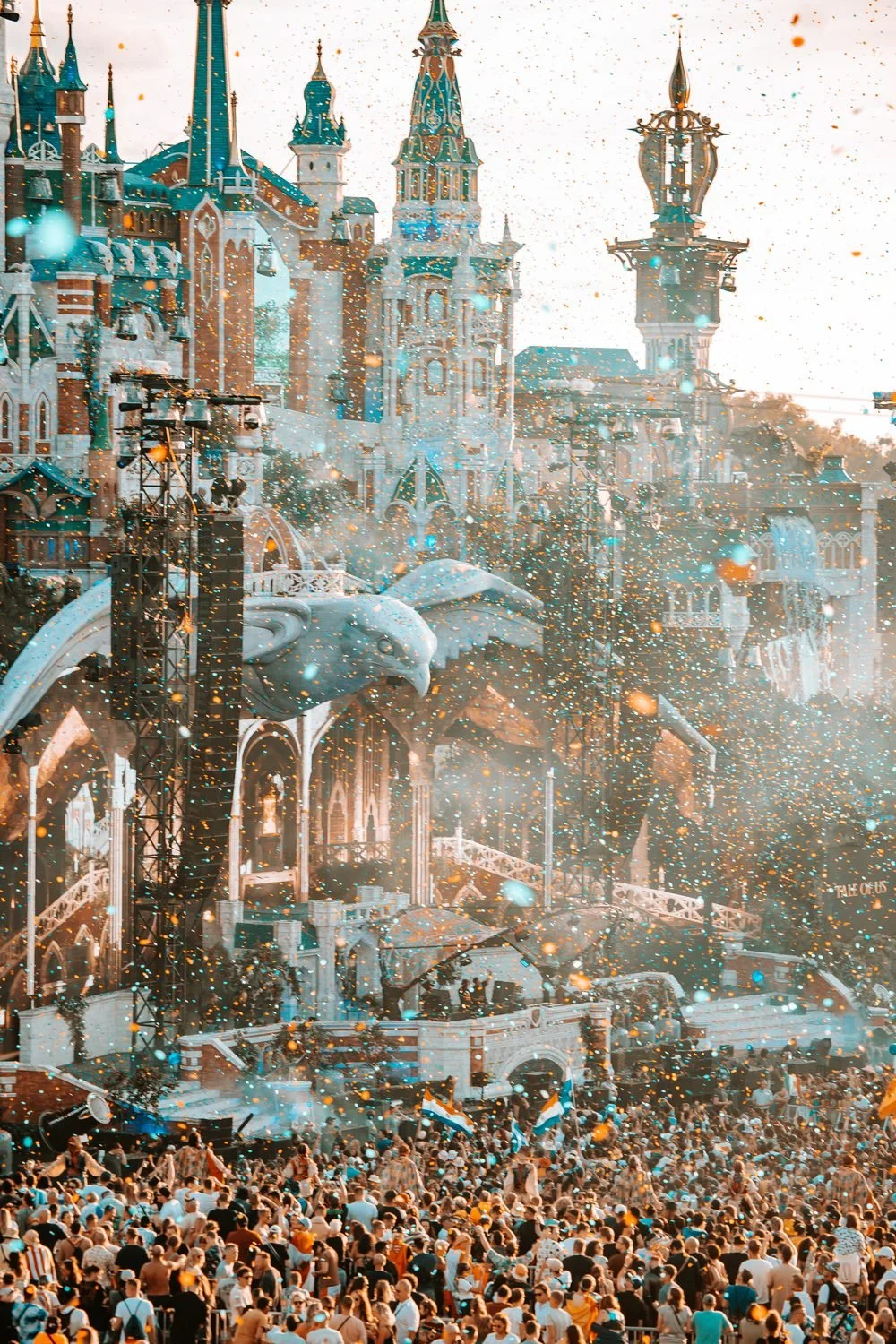 Podium met confetti en dansend publiek