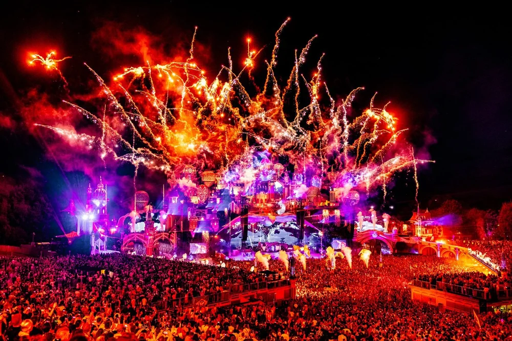 Vuurwerk boven de mainstage tijdens de afsluiter