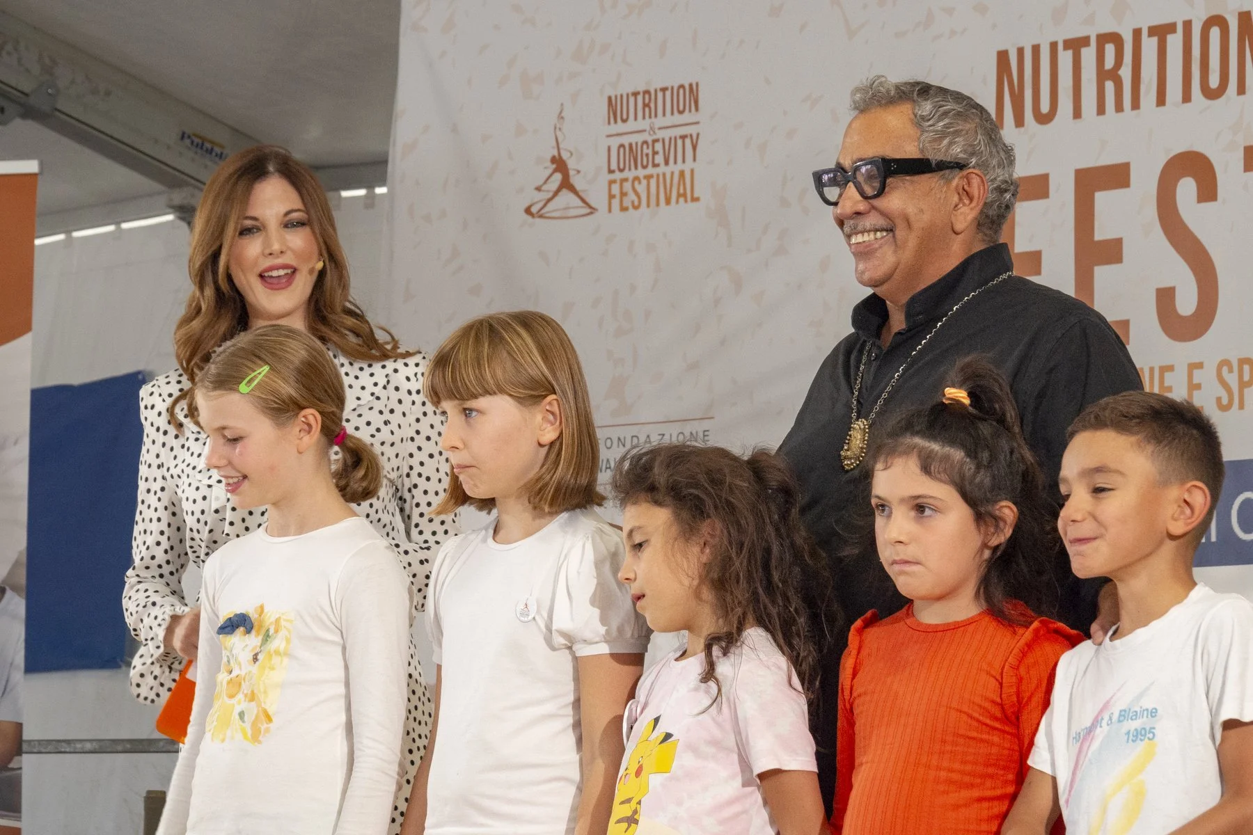 Bambine e bambini sul palco del Festival con gli ospiti