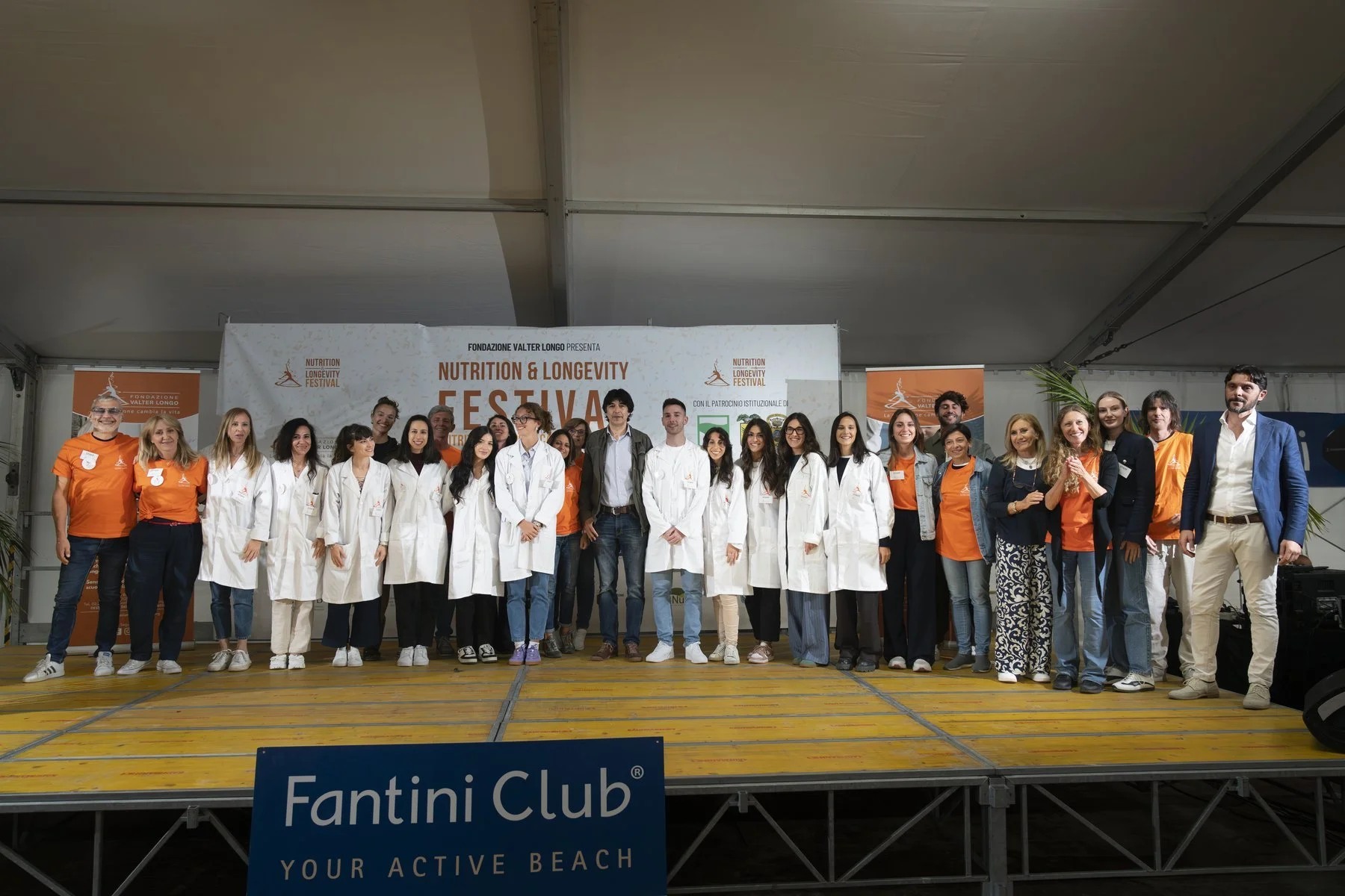 Il team e i partecipanti sul palco del Festival al Fantini Club