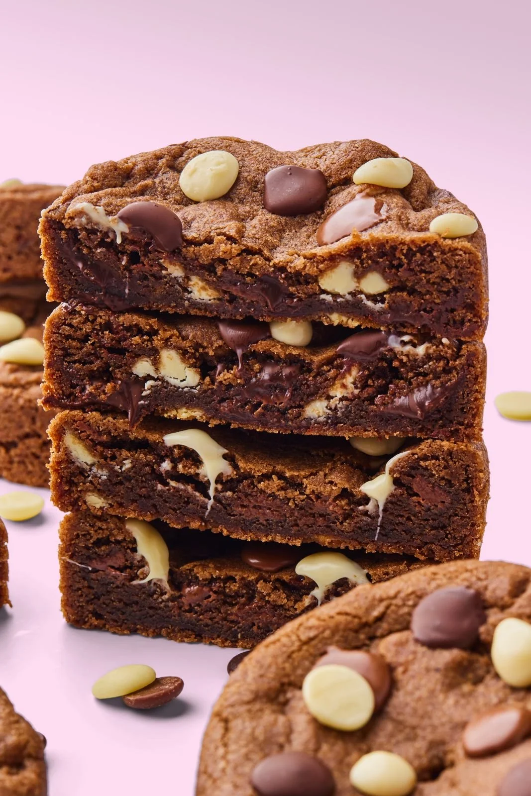 Fire cookies stablet og delt i to, med smeltet sjokolade