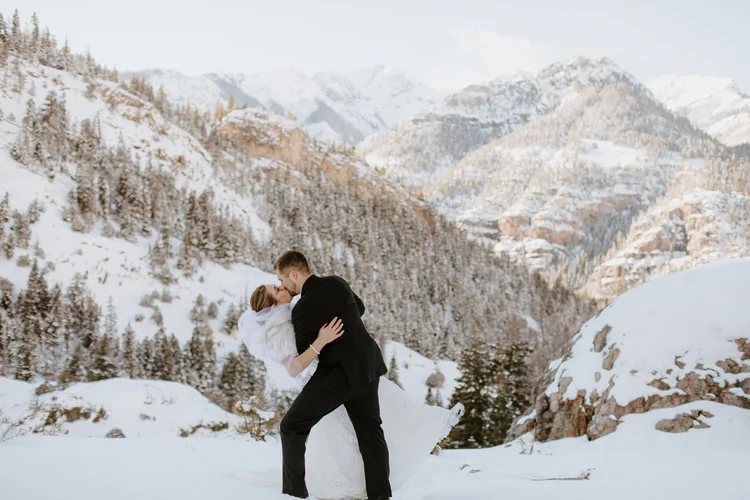 December elopement in Ouray, Colorado