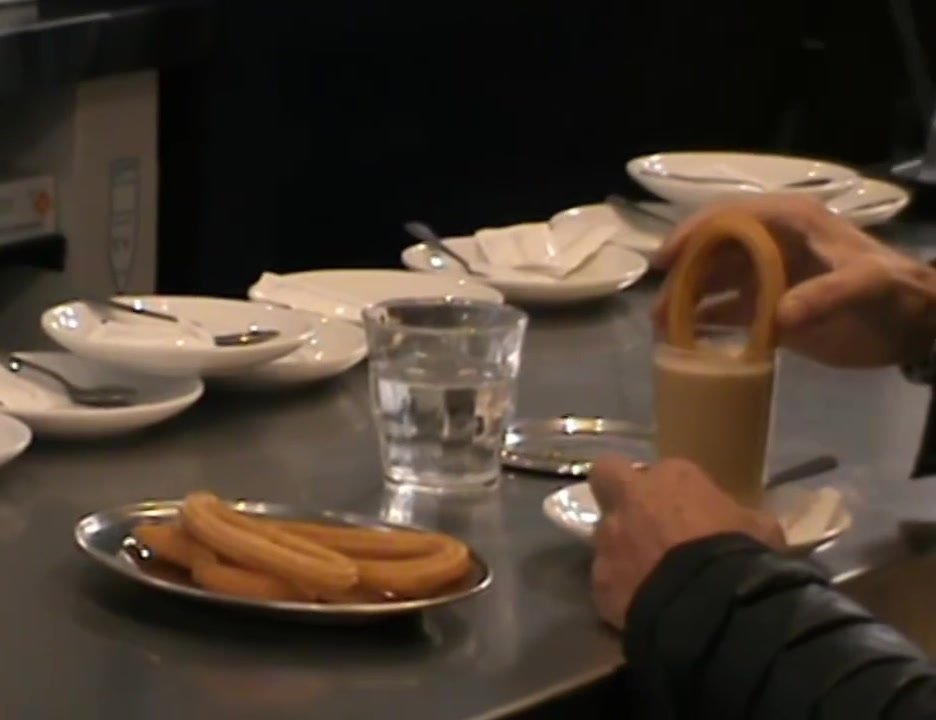 Café y churros en la barra