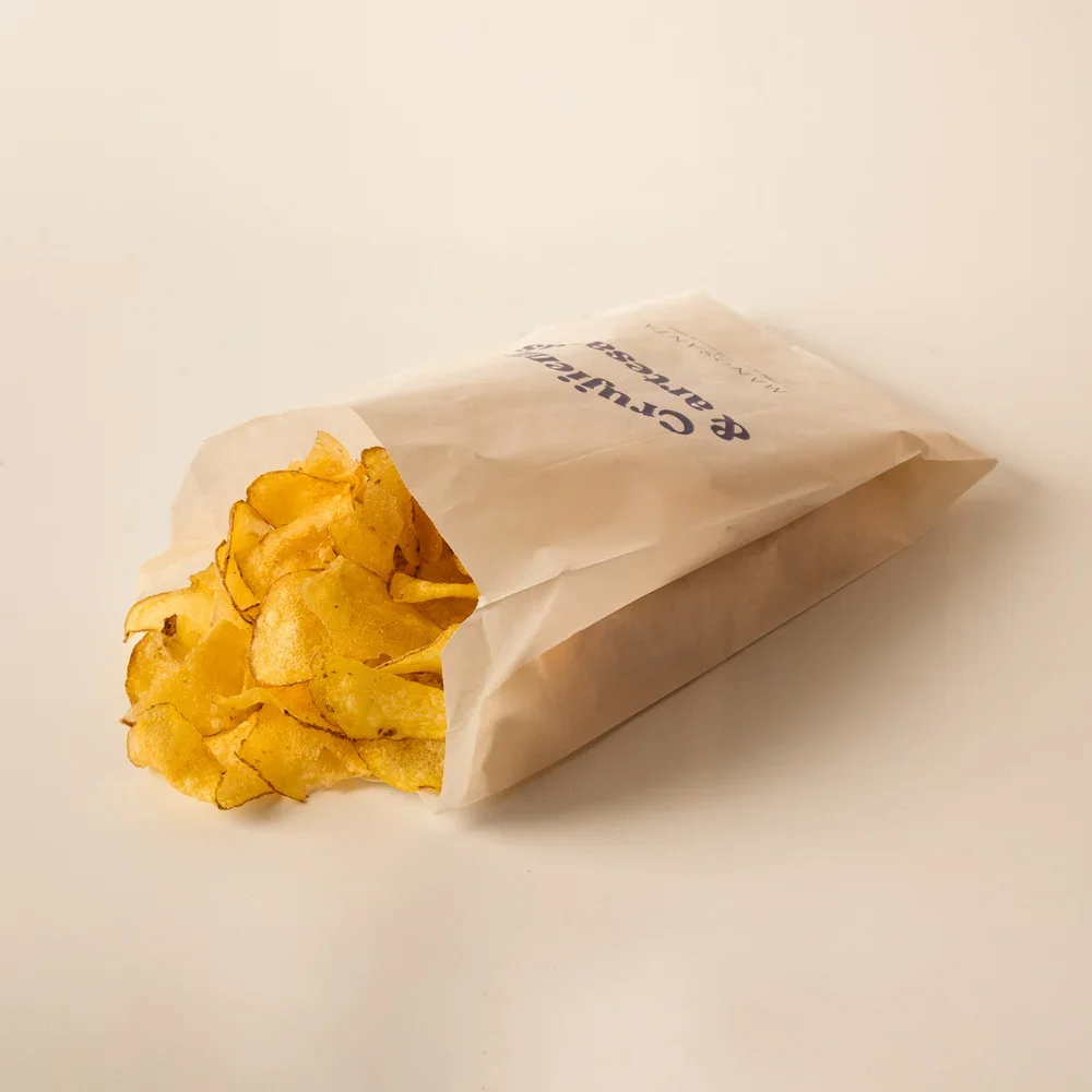 Patatas fritas de Manosanta en su bolsa de papel
