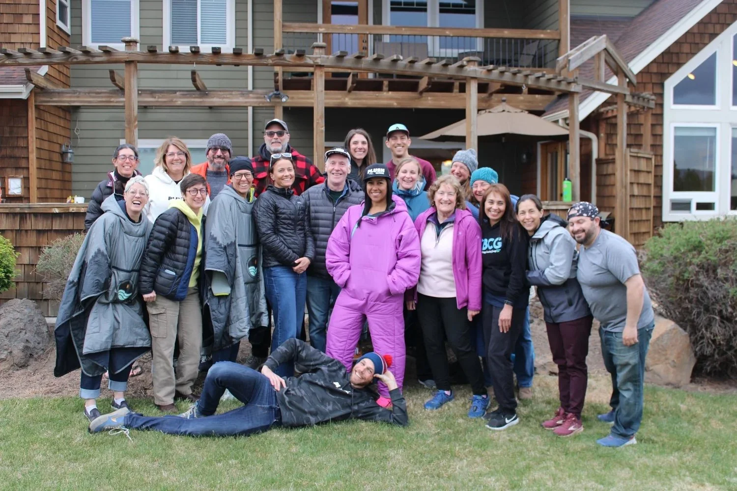 A large group of Campfire Endurance athletes together outside a lodge