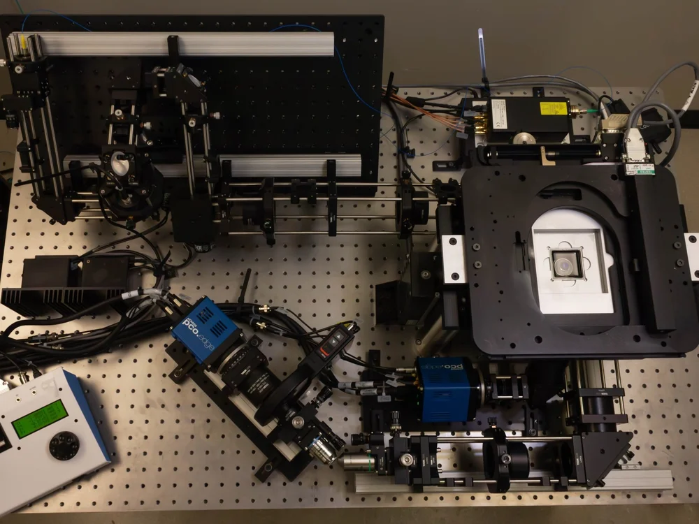 Open-top microscope design for flexible sample access