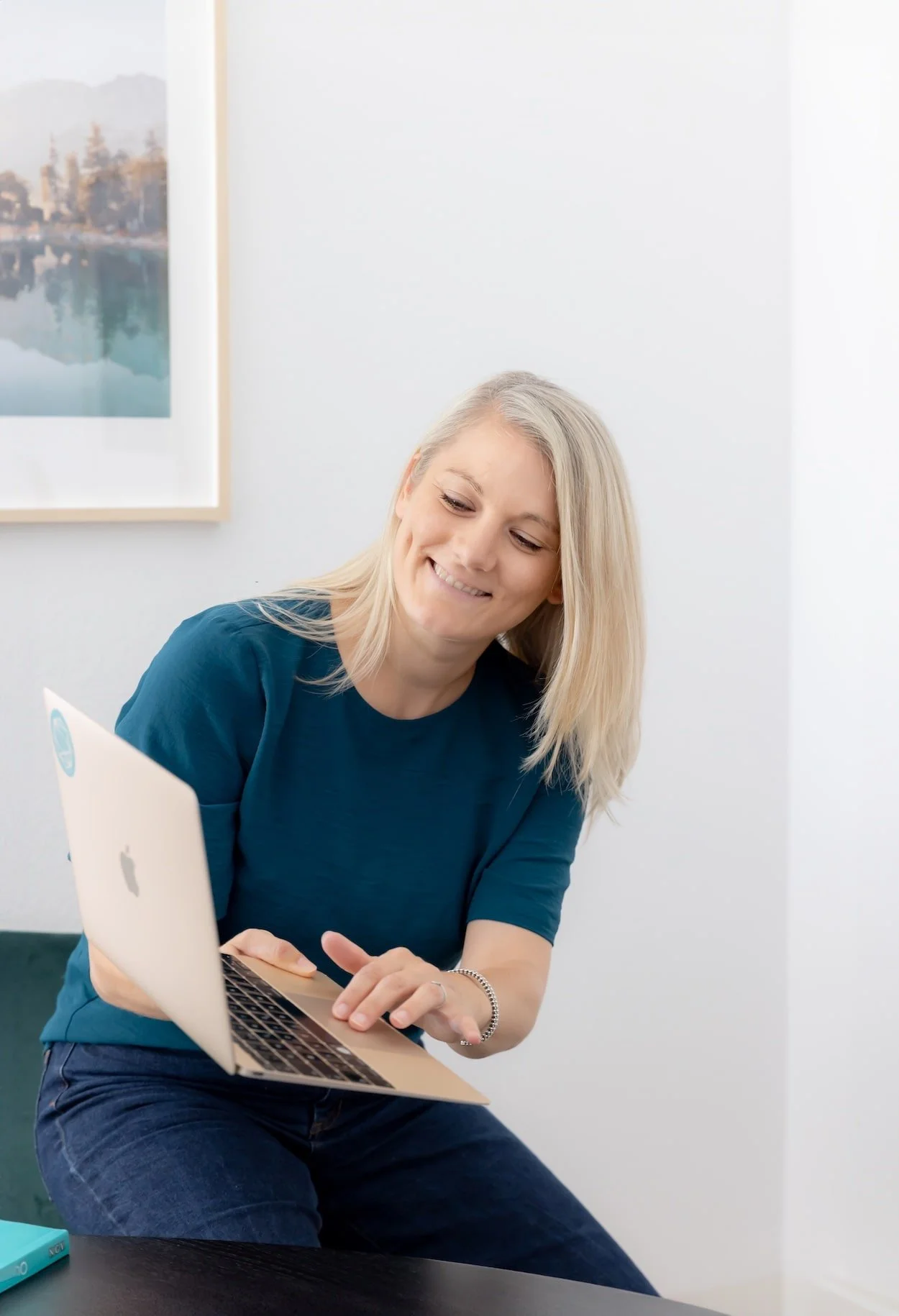 Clara Creitz am Laptop, Finanzberaterin für Frauen in der Schweiz