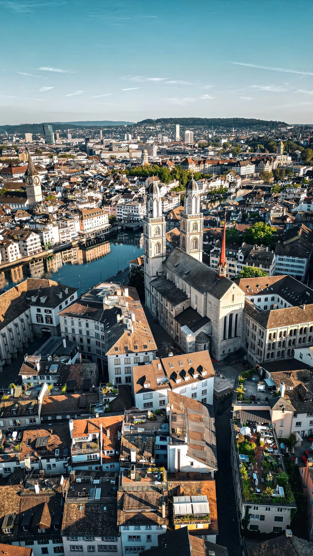 Zürich mit Grossmünster und Limmat von oben, Standort der Finanzplanung finelles