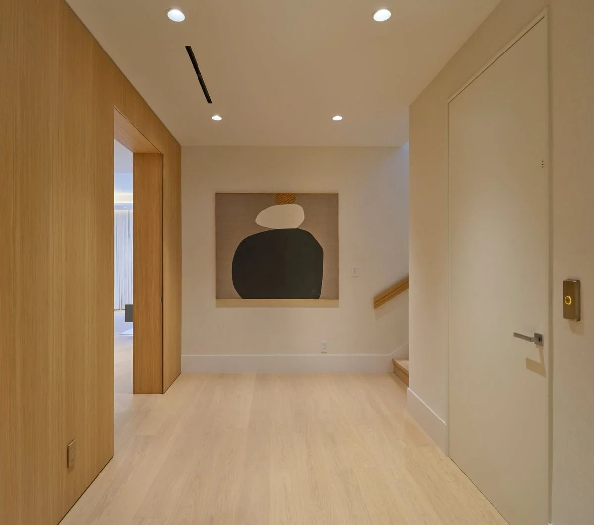 Le même dégagement avec la porte affleurante ouverte sur le passage