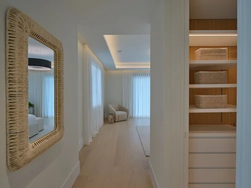 Miroir au cadre tressé, chambre en arrière-plan et placard ouvert avec étagères et paniers