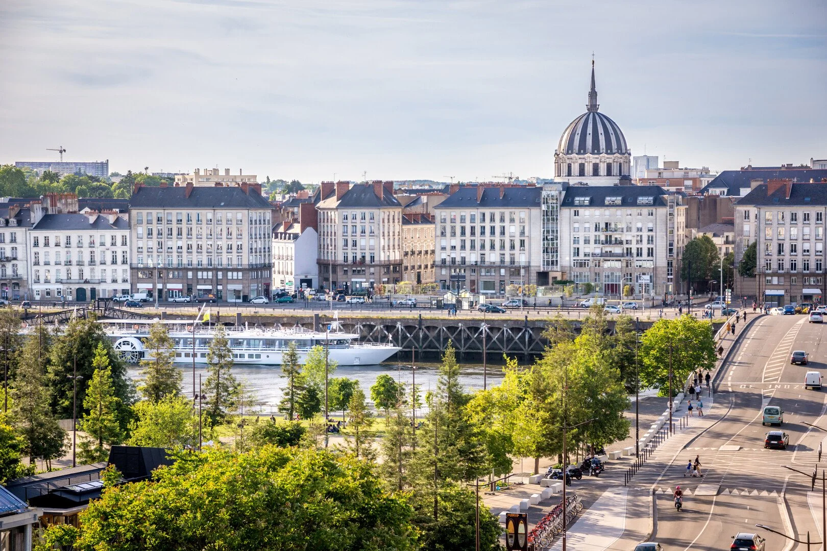 Télépilote de drone professionnel en intervention près de Nantes