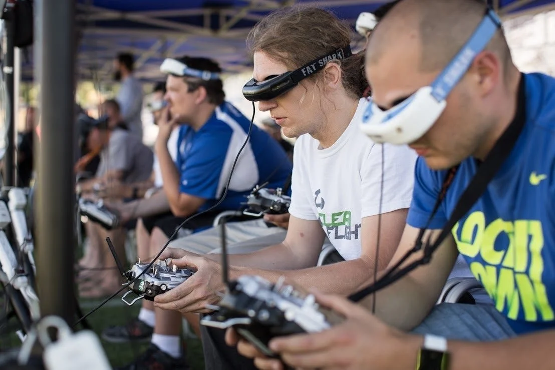 Formation drone professionnelle avec télépilotes en exercice