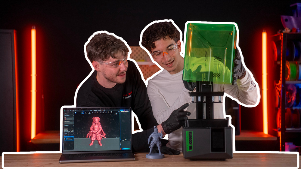Deux apprenants en atelier de prototypage 3D résine avec imprimante et modèle de figurine à l'écran