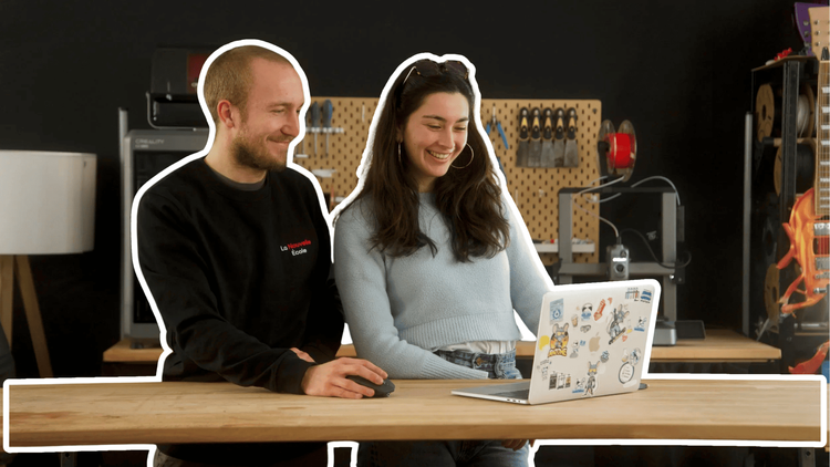 Créateurs travaillant sur un modèle 3D Blender dans un atelier d'impression 3D