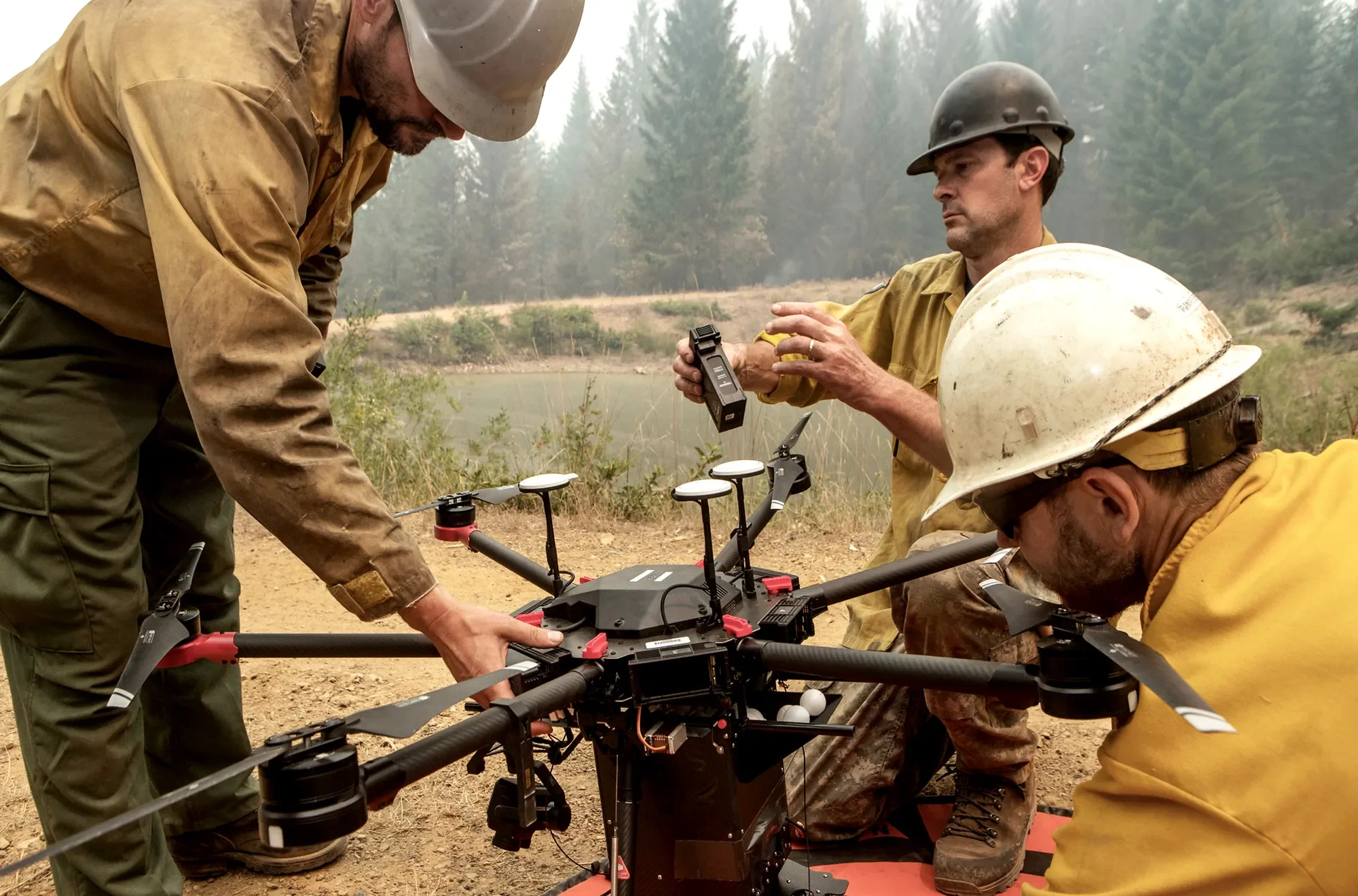 Équipe inspectant un grand drone de secours en extérieur