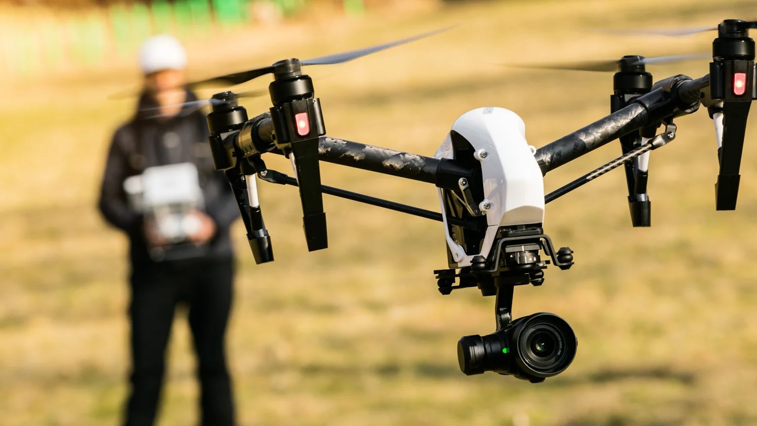 Drone professionnel équipé d'une caméra pendant une opération de prise de vue