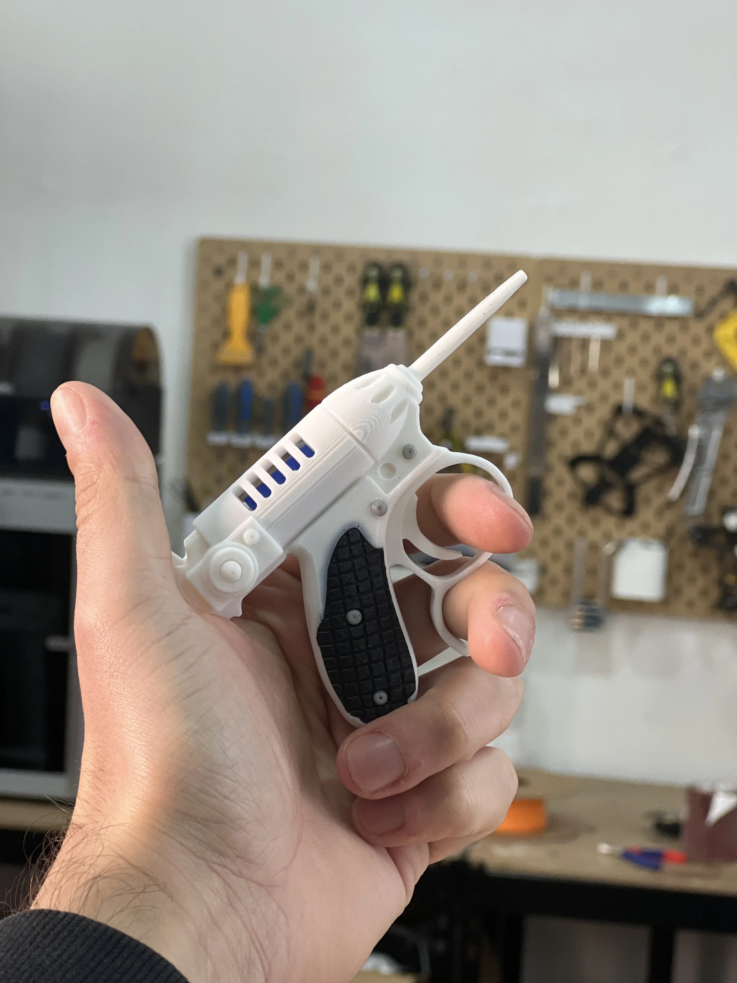 Sculpture en forme de pistolet