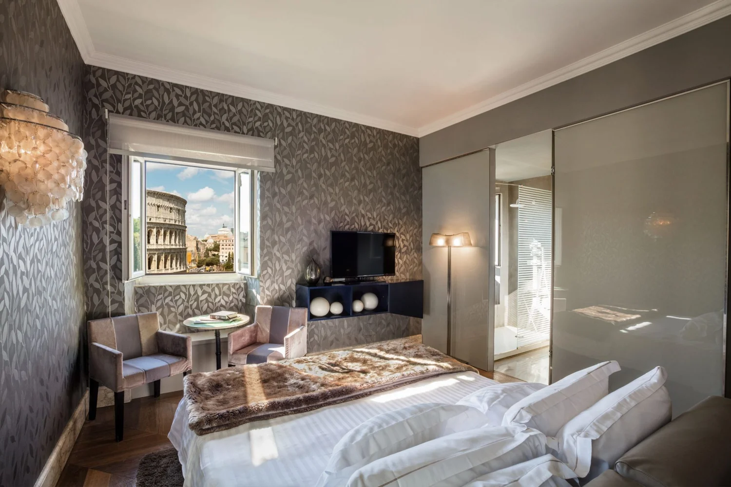 Master room at Palazzo Manfredi with a view of the Colosseum