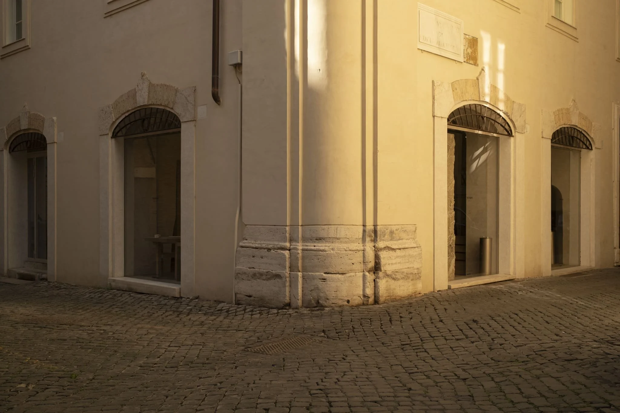 Cobbled streets of the Regola district around Nomos Hotel
