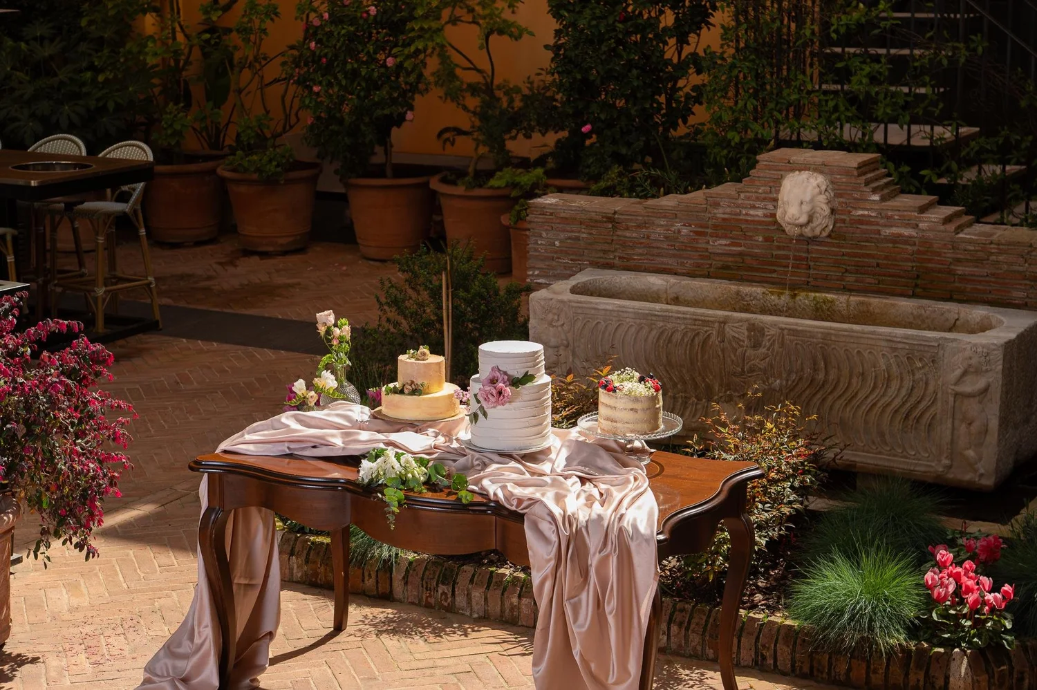 Garden courtyard with a stone fountain at Palazzo Ripetta