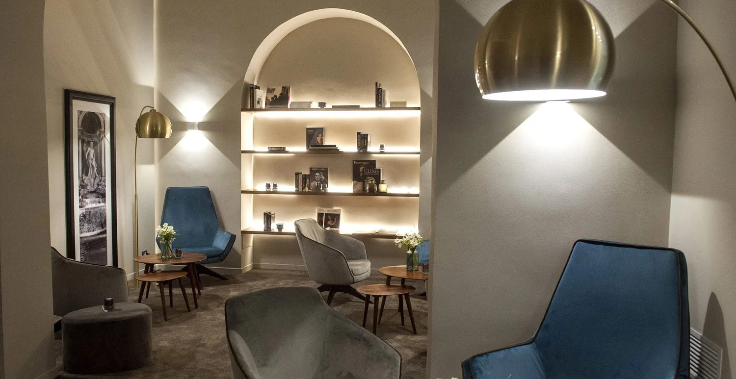 Lounge at the Sole al Pantheon with a backlit arched bookcase