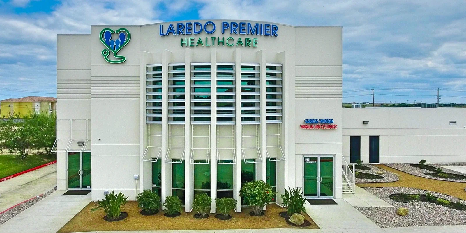 Front elevation of Laredo Premier Healthcare with the Greg Weiss Walk-In Clinic entrance.