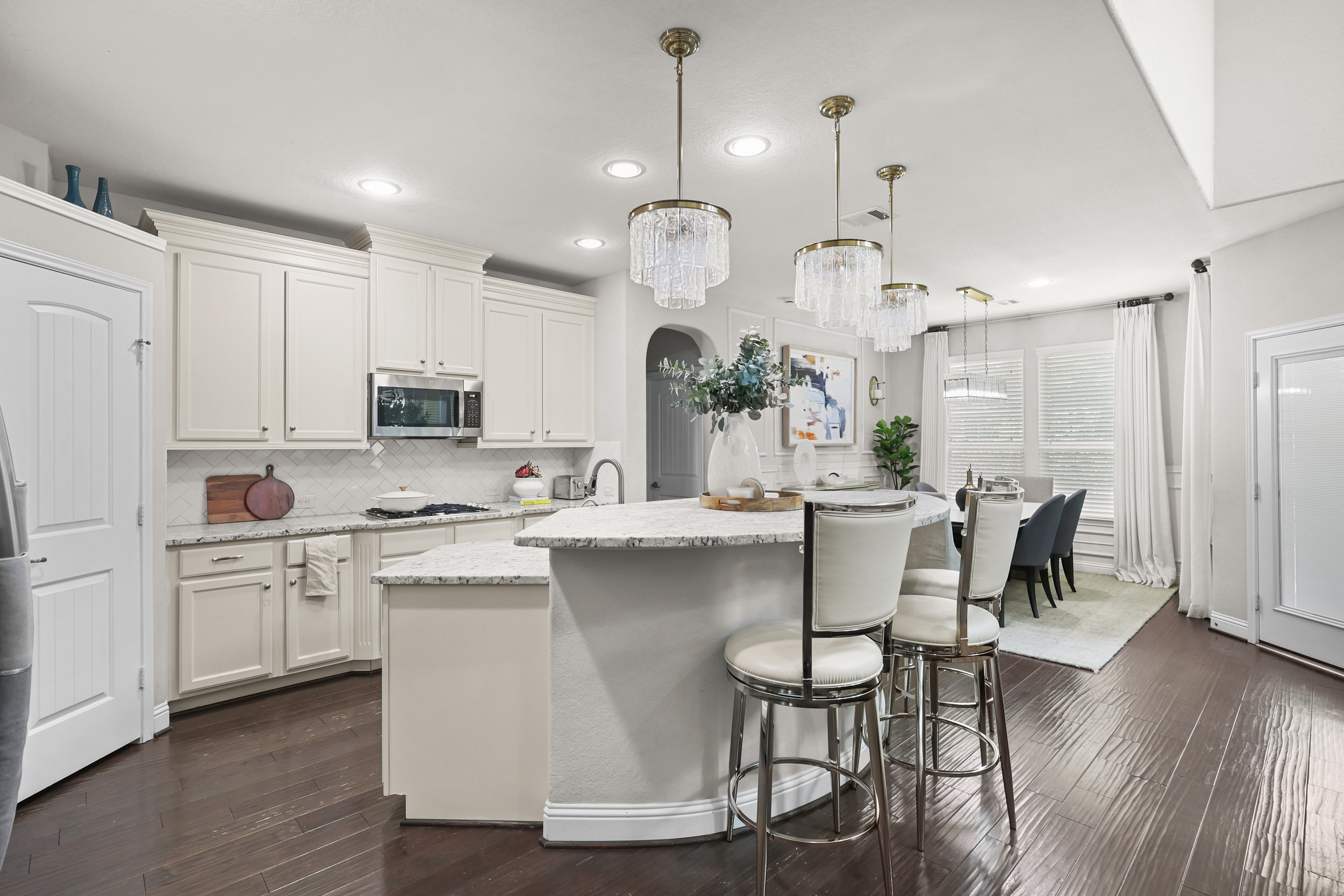 Minimalist luxury kitchen design by Emma's Interior in Woodlands, TX