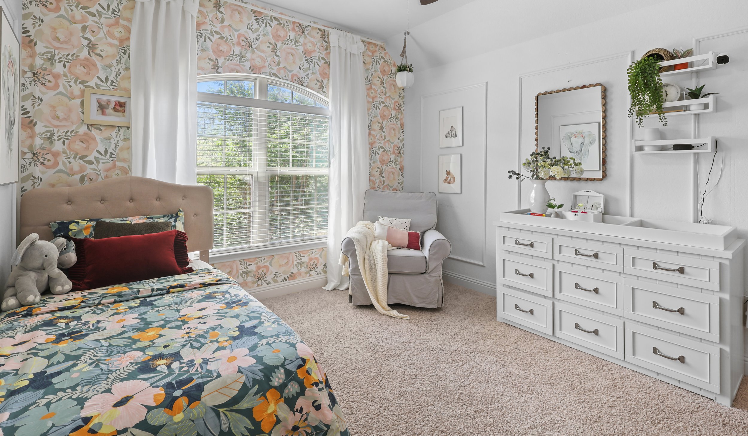 Elegant living room design by Emma's Interior in Woodlands, TX