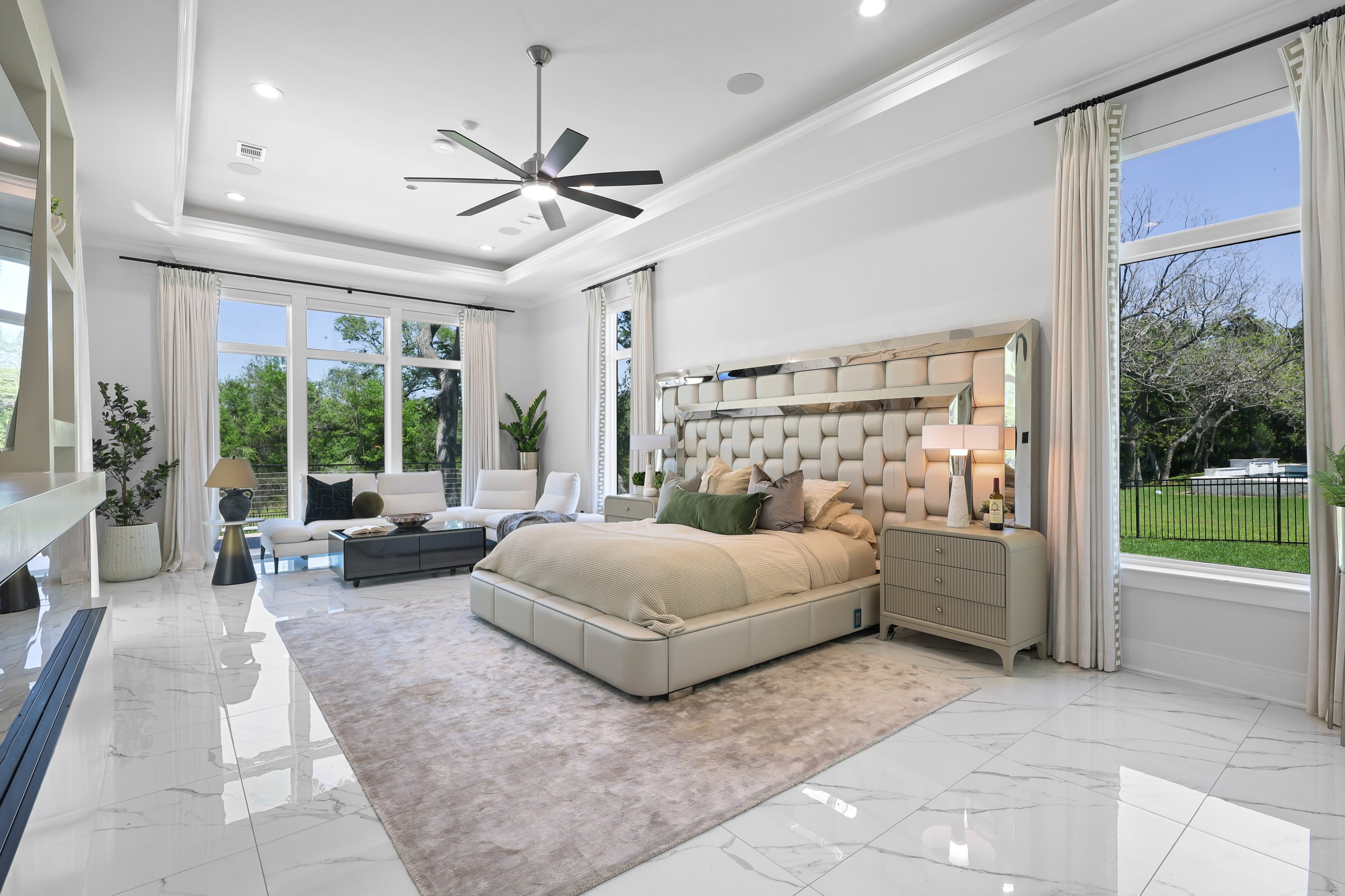 Modern luxury living space by Emma's Interior in Woodlands, TX