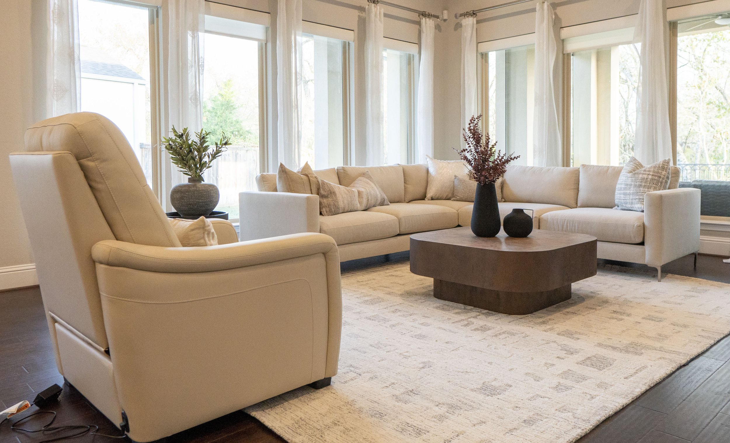 Modern luxury living room design by Emma's Interior in Woodlands, TX