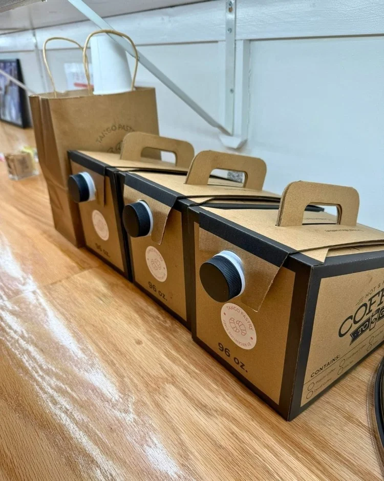 Coffee to go boxes with the Tango Pastry seal