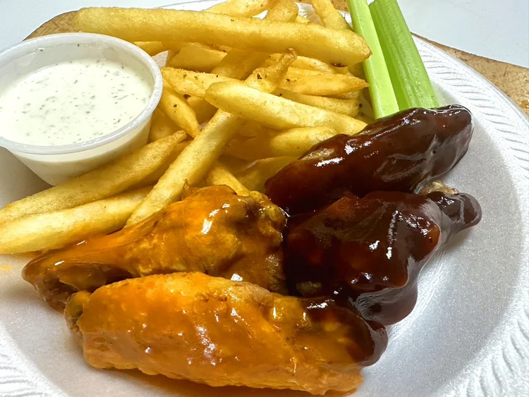 Chicken wings with fries and ranch
