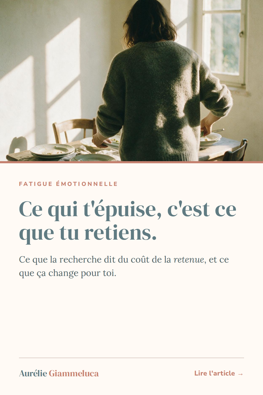 Femme de dos en pull de laine débarrassant une table en bois après un repas, lumière du jour, fatigue émotionnelle