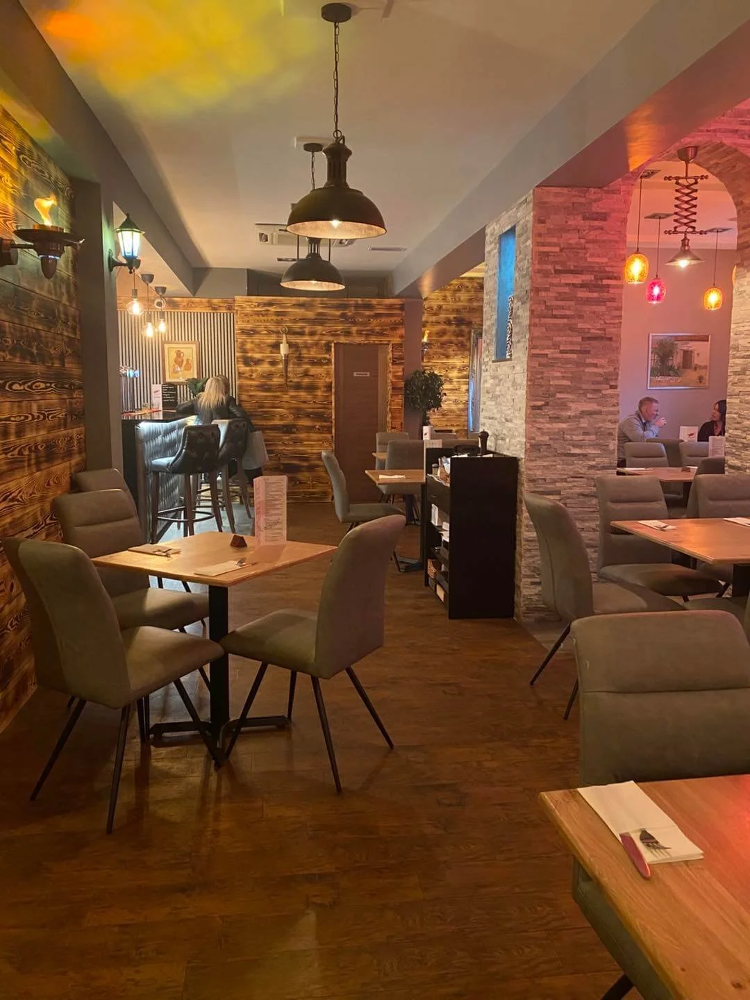 O Kypreos banquette seating and rustic tables