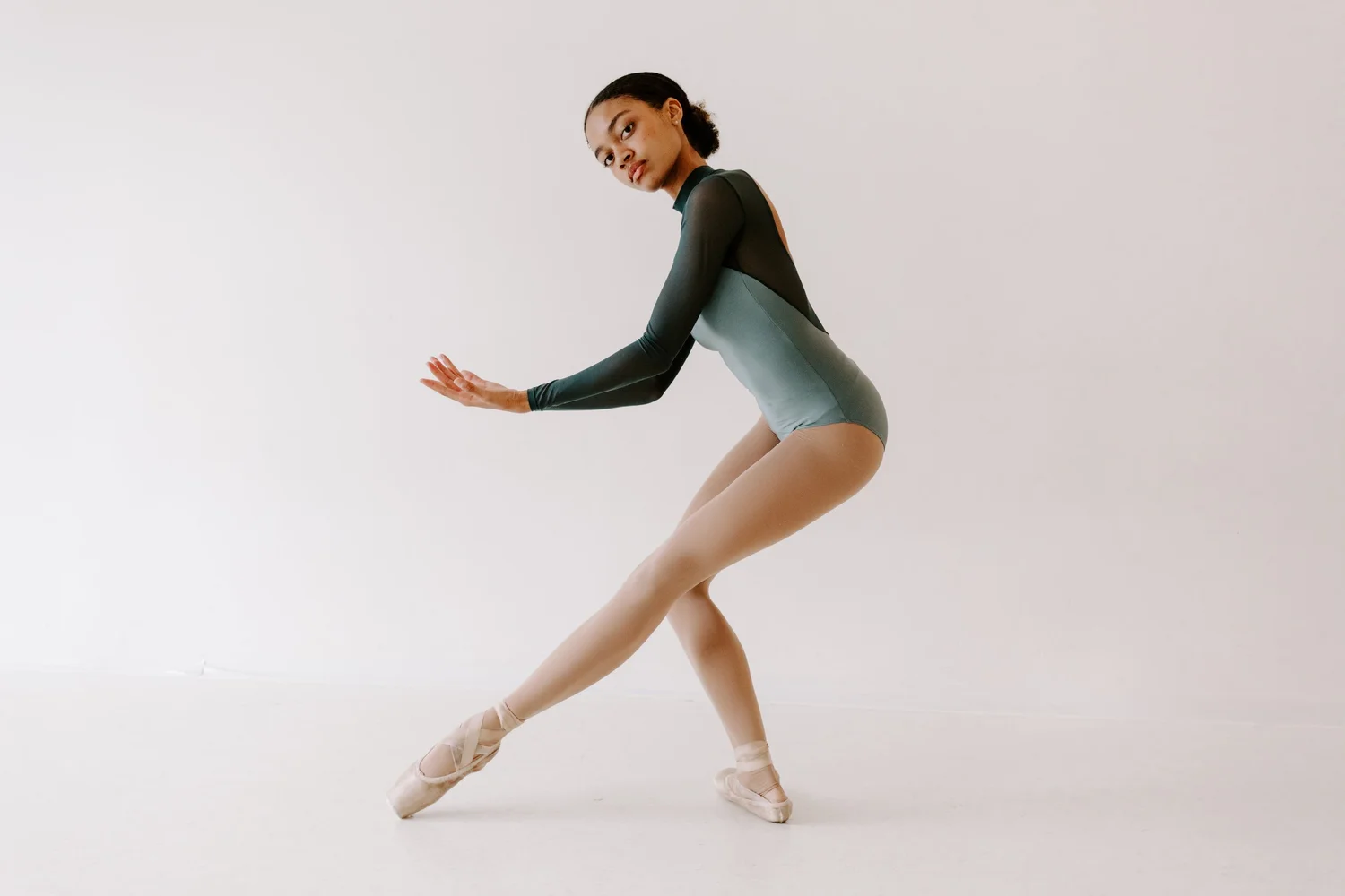 A Rise City Dance dancer posed on pointe