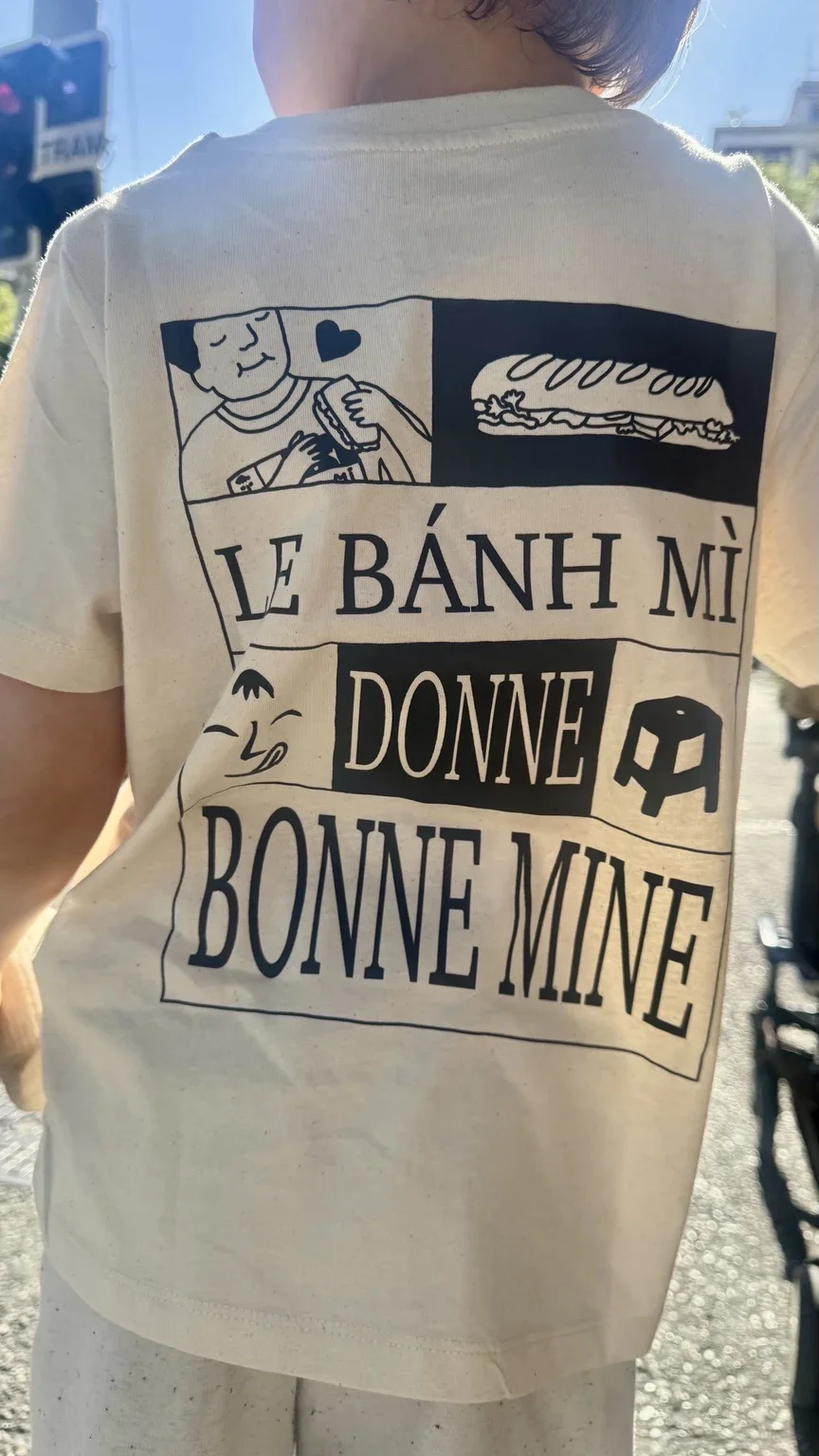 Our T-shirt featuring the Le Bánh Mì donne bonne mine slogan